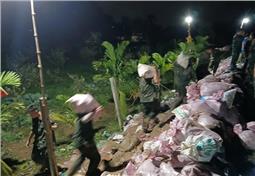 Cán bộ, chiến sĩ Trung đoàn 2 giúp dân khắc phục hậu quả bão lũ